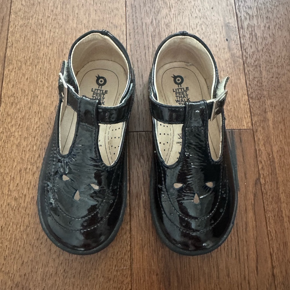Old soles royal shoe in Black Patent Leather. Like new!!! Size 11US/28EU
